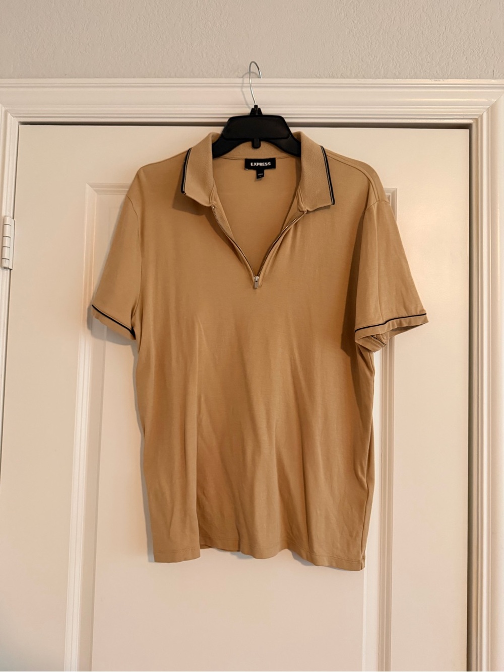 EXPRESS MEN’S POLO IN KHAKI WITH DARM TRIM SIZE MEDIUM - Picture 2 of 4